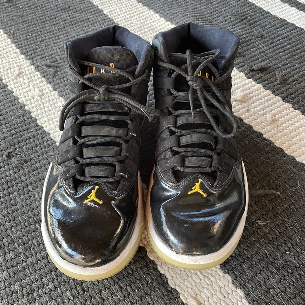 Jordan Max Aura Black Gold Basketball Shoes Gem